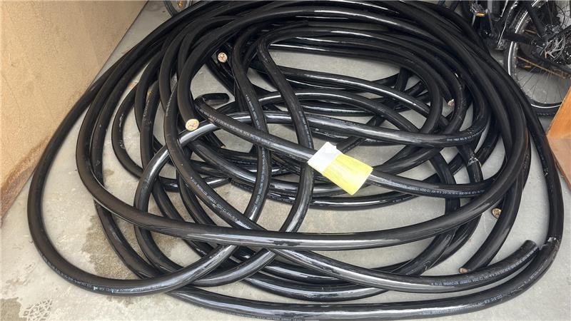 Einbruch in Hagenah: Stader Polizei schnappt zwei Männer Die Cuxhavener Polizei sucht den Eigentümer dieser Kupferkabel.