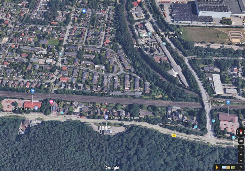 Die Cuxhavener Straße an der Einmündung Waltershofer Straße grundsaniert, erweitert und so umgebaut, dass sie als Umleitung für den Schwerverkehr von der A 7 dienen kann, wenn die Anschlussstelle Hausbruch gesperrt werden muss. Foto: Google Maps