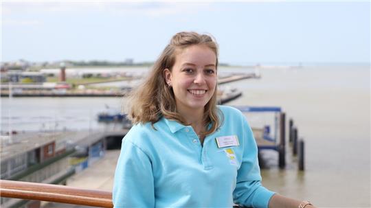 Die Cuxhavenerin Saskia Lessing ist seit Januar fest bei dem Bonner Reiseveranstalter "Phoenix Reisen" beschäftigt. Die 22-Jährige hat seitdem schon viele Länder besucht, doch Cuxhaven war bisher ein echtes Highlight. Foto: Fischer