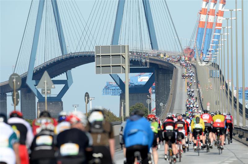 Hamburger Radsportevent Cyclassics abgesagt – Harte Auflagen der Stadt Die Cyclassics-Teilnehmer erklimmen die Köhlbrandbrücke. Archivfoto: dpa