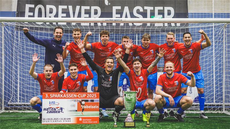 Die D/A-Auswahl feiert den verdienten Sieg beim Sparkassen-Cup, dem gut besetztem Herrenturnier beim dreitägigen Stader Hallenzauber im Sportcampus.