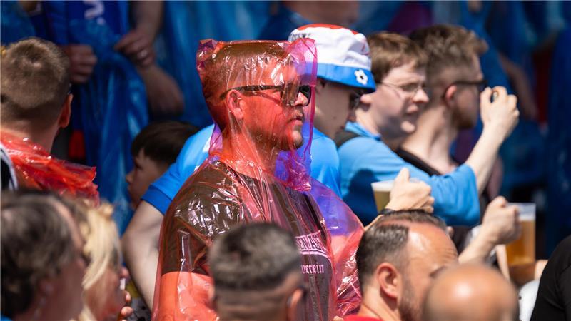 Frust und Enttäuschung bei D/A: Das Pokalfinale in Bildern Die D/A-Fans ließen sich etwas einfallen.