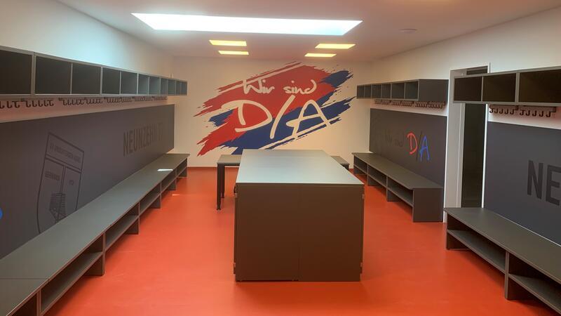 Die D/A-Fußballer haben in dem neuen Vereinshaus ihre moderne und komfortable Kabine.