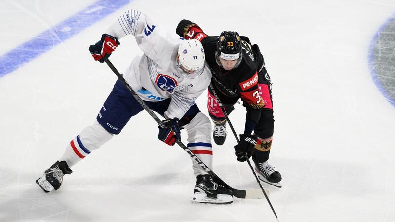 3:5 nach 3:0: DEB-Auswahl unterliegt Frankreich Die DEB-Auswahl um NHL-Profi JJ Peterka (r) musste sich Frankreich geschlagen geben.