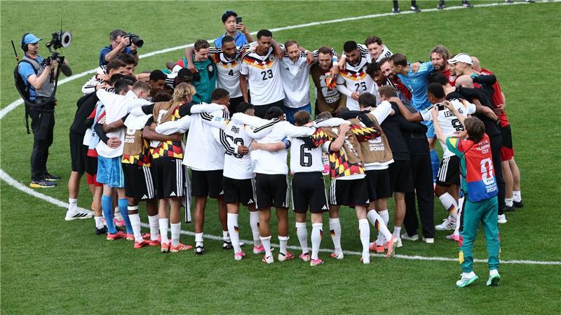 Gruppensieg im Flug und Sommermärchen-Vibes für Nagelsmann Die DFB-Elf kam zu einem Gewinnerkreis zusammen - ein starkes Symbol.