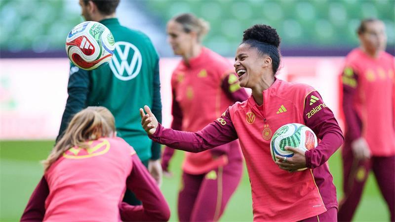 DFB-Frauen mit Riesenrespekt vor Asienmeister Japan Die DFB-Spielerinnen beim Abschlusstraining in Bremen.