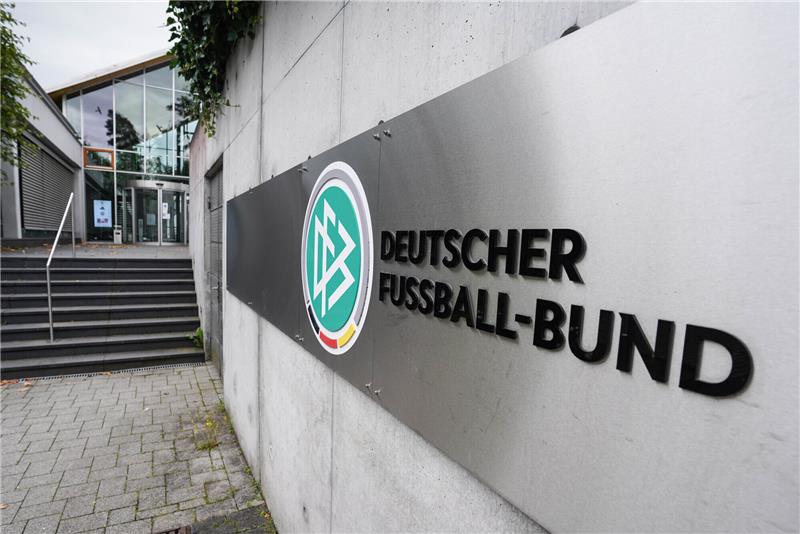 Klimaaktivisten beschmieren DFB-Fassade Die DFB-Zentrale in Frankfurt am Main. Die Klimaaktivisten verschafften sich Zutritt zum DFB-Campus. Foto: dpa