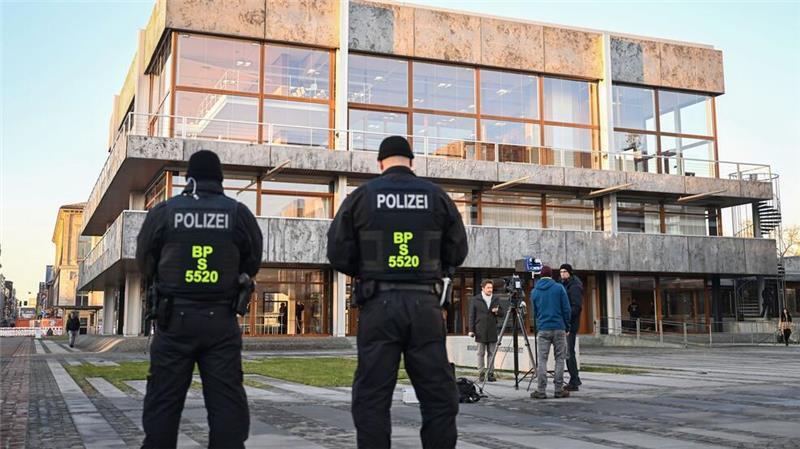 FC St. Pauli: „Nicht im Sinne einer Gleichbehandlung“ Die DFL ist mit ihrer Beschwerde gegen eine Beteiligung an den Polizeikosten für Hochrisikospiele am Bundesverfassungsgericht gescheitert.