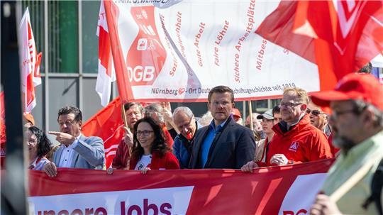 Die DGB-Bundesvorsitzende Yasmin Fahimi (Mitte) bei der zentralen Maikundgebung der Gewerkschaften in Nürnberg.
