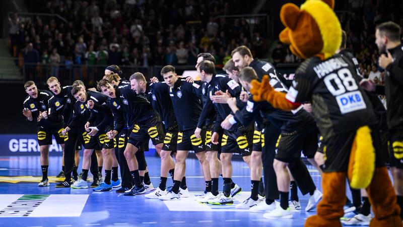 Die deutsche Handball Nationalmannschaft steht bei der Nationalhymne in der ratiopharm arena