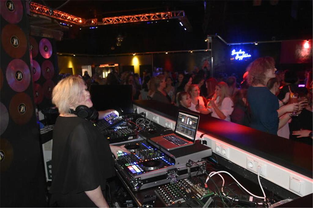 Die DJane heizt der tanzwütigen Menge ordentlich ein.