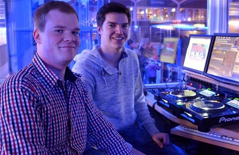 Die DJs Marvin Gosler und Christoph Wege legen von ihrer Kabine aus die aktuellen Chart- und Partyhits auf.