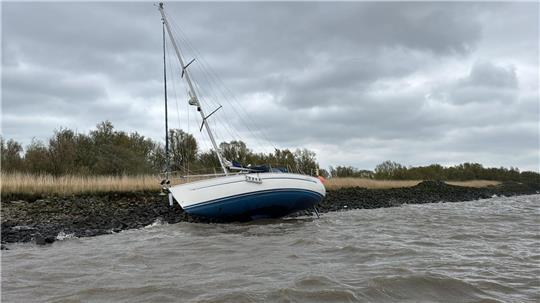 Die DLRG Drochtersen rettet einen Mann von einem Segelboot auf der Elbe.