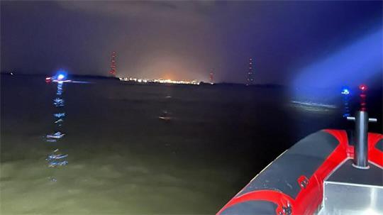 Die DLRG-Gruppe Horneburg/Altes Land sucht auf der Elbe nach einem Havaristen.