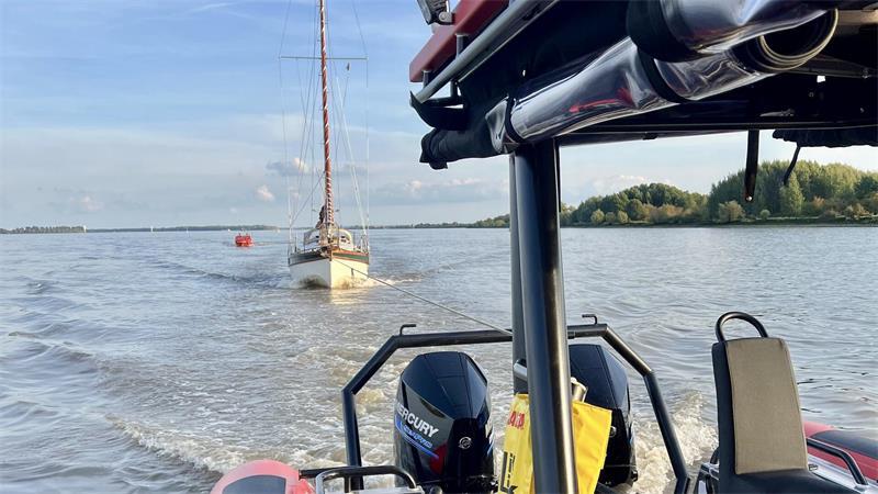 Die DLRG Horneburg schleppte ein manövrierunfähiges Segelboot ab.