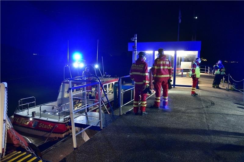 Großeinsatz auf der Elbe: Arbeiter von Baggerschiff gerettet Die DLRG-Kräfte nehmen das Rettungsdienstpersonal an Bord der Kiek ut. Foto: Beneke