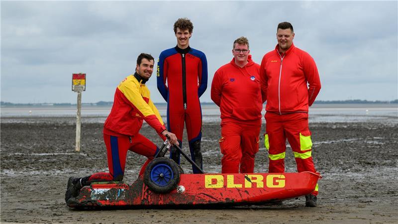 Rutschende Retter - DLRG setzt auf Schlitten für Wattrettung Die DLRG-Ortsgruppe Varel übt regelmäßig mit ihrem Rettungs-Schlickschlitten.