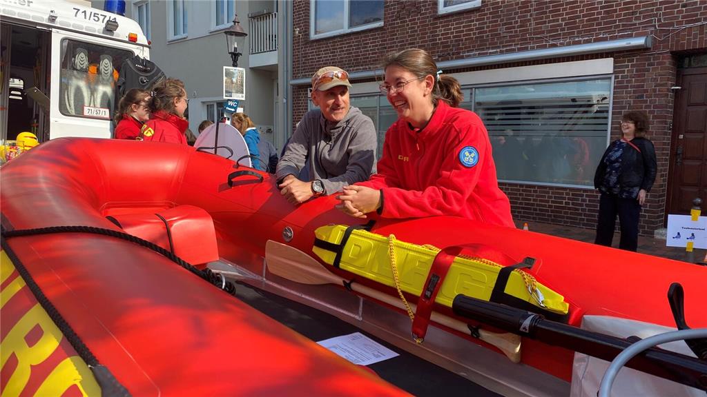 Die DLRG Ortsgruppe hat ihr neues Boot für die Este dabei. 