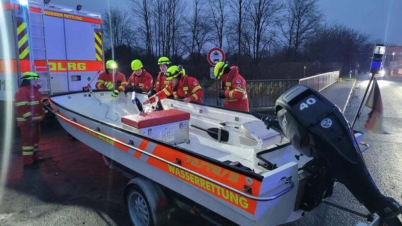 Die DLRG-Retter aus dem Landkreis Stade machen das Rettungsboot klar.