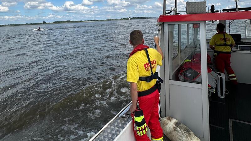 Falscher Notruf? DLRG und Feuerwehr suchen Kanufahrer in der Elbe Die DLRG-Retter sind mit zwei Motorrettungsbooten zu Wasser losgefahren.