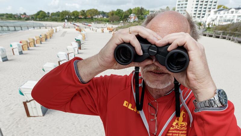 Mehr Einsätze für Rettungsschwimmer an Nord- und Ostsee Die DLRG-Rettungsschwimmer kommen in der laufenden Saison schon auf über 200 Rettungseinsätze im Wasser - in der gesamten Saison 2023 waren es 244. (Archivbild)