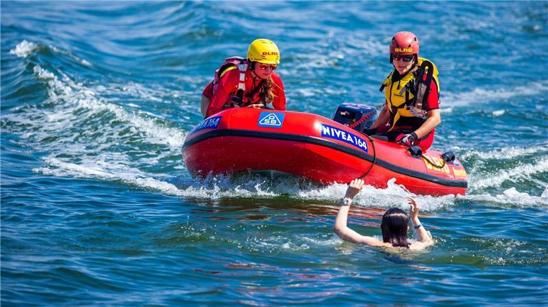 Die DLRG-Rettungsschwimmer retten im vergangenen Jahr wieder vielen Menschen das Leben. (Archivbild)
