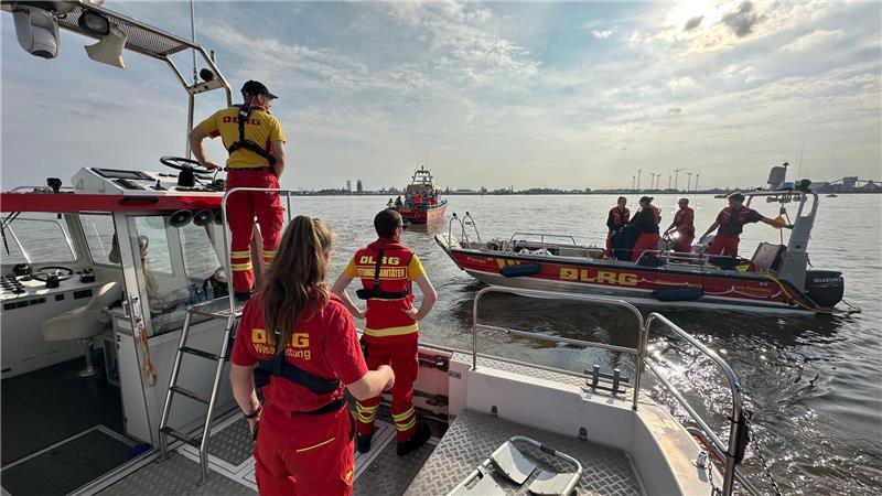 Die DLRG Stade rückte am Dienstagabend ebenfalls auf die Elbe aus, um bei den Bergungsarbeiten zu helfen.