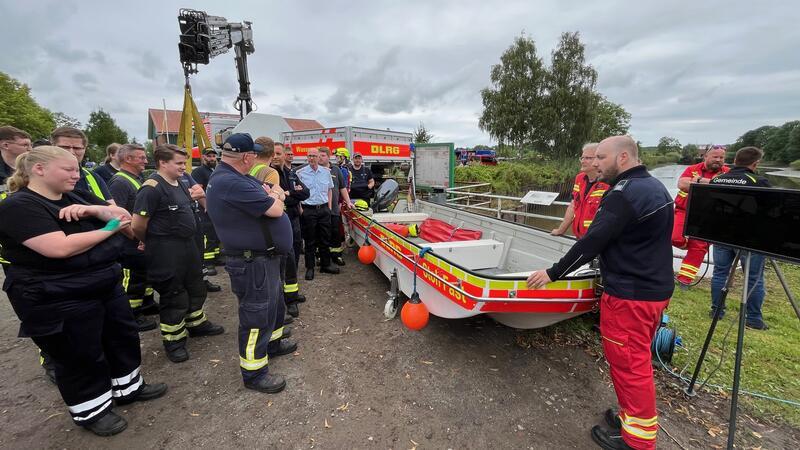 Die DLRG ist im Notfall mit Booten, Drohnen und Kran-Lkw im Einsatz.