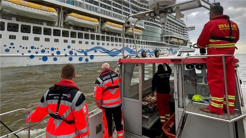 Die DLRG sowie die  Feuerwehren Stader und Bützfleth eilen im Mai 2025 einem verletzten Kreuzfahrt-Passagier auf der „Aida Perla“ zur Hilfe.
