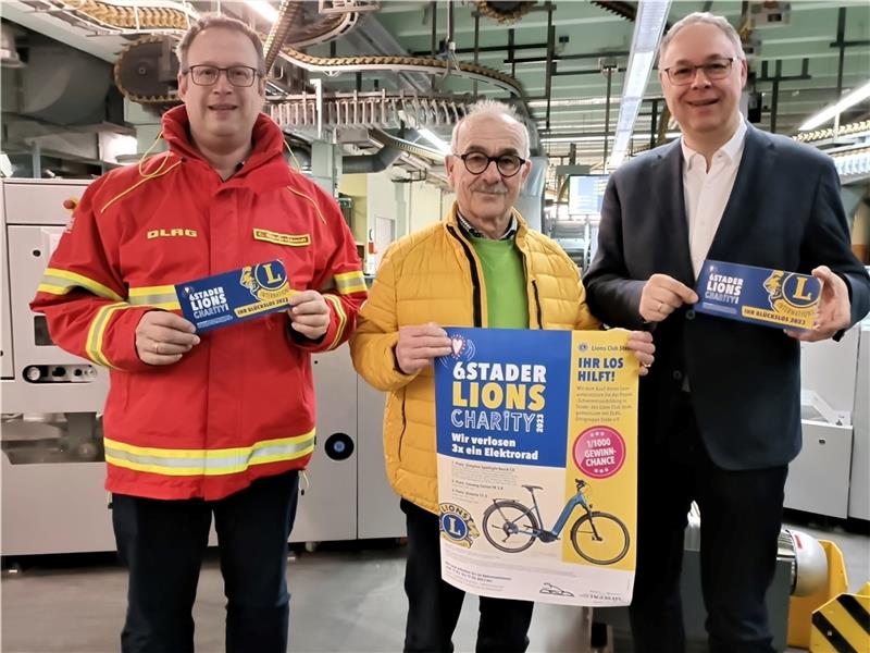 Die DLRG zu unterstützen, hilft vielen Menschen: Markus Lechtenböhmer und Dieter Marx (von rechts) von der Charity-Gruppe der Lions mit Christian Schaarschmidt, Erster Vorsitzender der DLRG Stade. Foto: Bisping