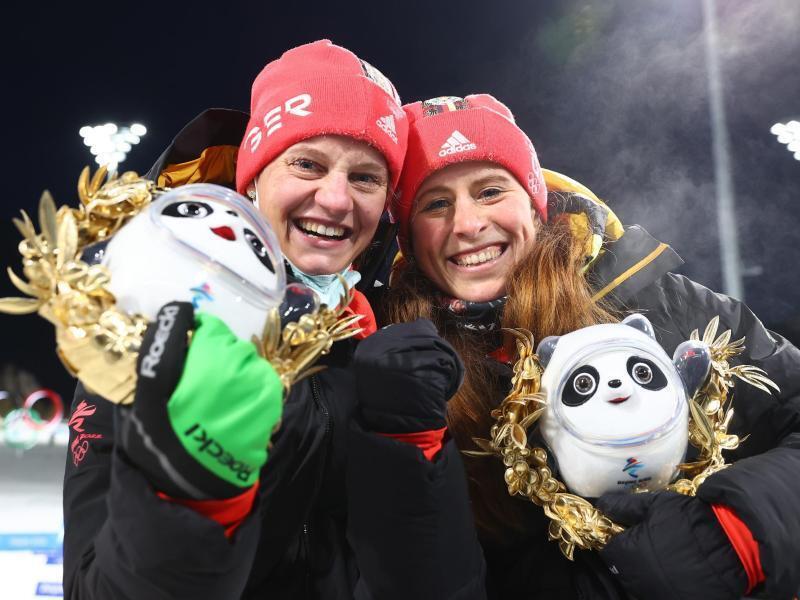Die DSV-Langläuferinnen Victoria Carl (l) und Katharina Hennig feiern nach dem gewonnen Team-Sprint. Foto: Daniel Karmann/dpa