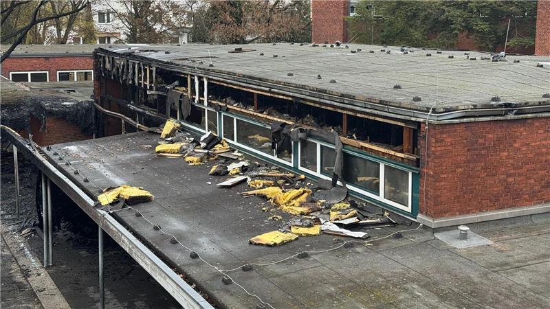 Nach Großbrand in Hannover: Grundschule bleibt vorerst zu Die Dachkonstruktion wurde beschädigt.