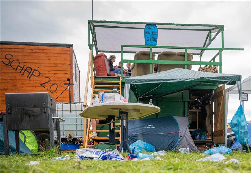 Die verrücktesten Wohnwagen und Zelte beim Deichbrand Die Dachterrasse mit Ausblick. Foto: Arnd Hartmann