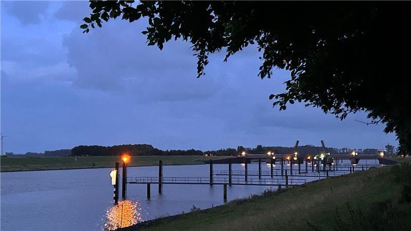 Die Dämmerung färbt den Himmel und die Oste blau.