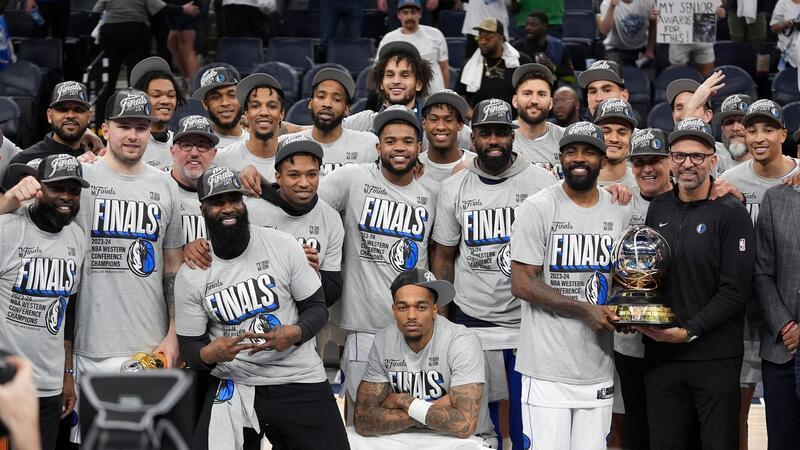 Dallas Mavericks erreichen erstmals ohne Nowitzki NBA-Finale Die Dallas Mavericks feiern den Einzug in die NBA-Finals.