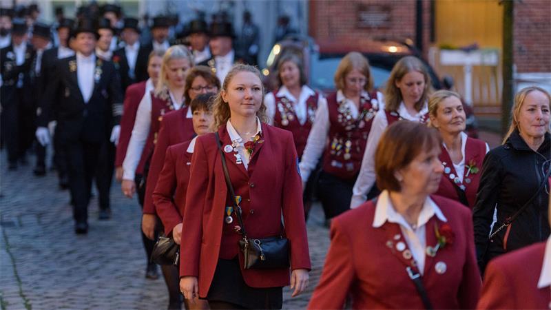 Zapfenstreich in Buxtehude: Das steckt hinter der Schützenfest-Tradition Die Damenabteilung der Schützengilde Buxtehude trägt rot.