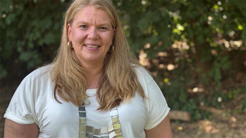 Die Damenkönigin 2026 im Schützenverein Altkloster: Maren Matho trägt einen Tag nach der Proklamation die Würdenkette.