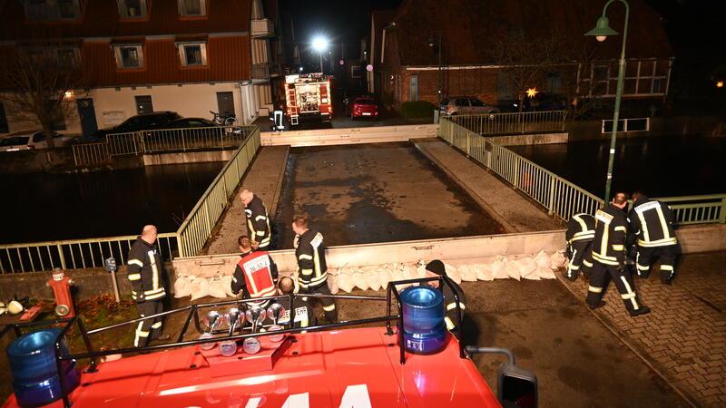 Noch keine Entwarnung nach Hochwasser-Alarm im Landkreis Stade Die Dammbalken werden an der Friedensbrücke in Horneburg eingesetzt, damit das Wasser der Aue/Lühe das Bauwerk überströmen kann.