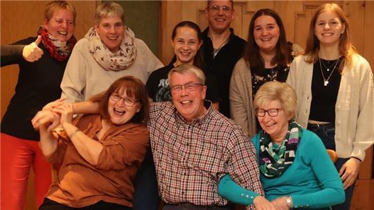 Die Darsteller: Claudia Becker, Birgit Westphalen, Annkatrin Oldenburg, Andreas Mahler, Antje Westphalen, Marle Westphalen (hintere Reihe), Karina von Holt, Klaus Leidecker, Elke Seebeck-Ahrens (vordere Reihe).