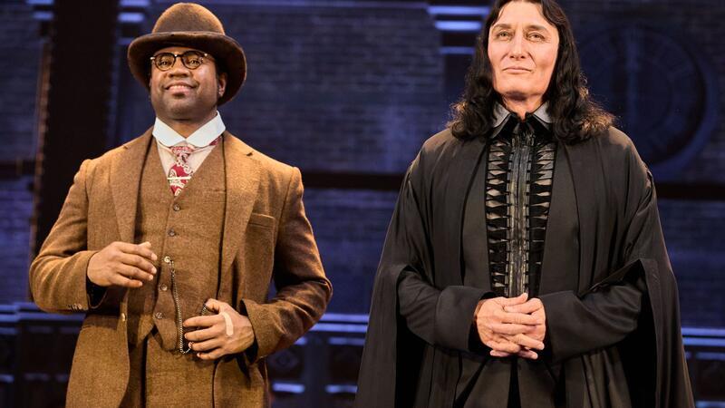 Die Darsteller Fernando Spengler (l) als Sprechender Hut und Oliver Masucci als Severus Snape stehen während des Schlussapplauses auf der Bühne im Mehr!