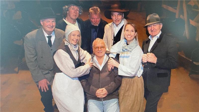 Die Darsteller der Oste-Saga mit dem Autoren der historischen Zeitreise, Thomas Rosteck, in ihrer Mitte.