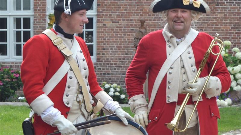 „Barockes Leben“ im Schloss Agathenburg: Wie Menschen 1776 lebten Die Darsteller tragen originalgetreu gefertigte Kleidung aus den typischen Materialien jener Zeit.