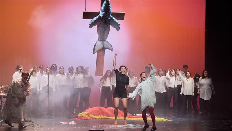 Die Darstellerinnen und Darsteller des Theaterstücks „Timmy - Die Hope stirbt zuletzt“. (Archivbild)