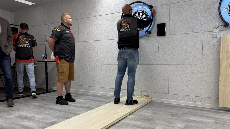 Die Dartspieler vom DC Iron Hinnerks finden im Multifunktionsraum ebenfalls eine neue Heimat. Ein ausklappbarer Holzsteg schützt den Boden und legt die Wurfdistanz fest.
