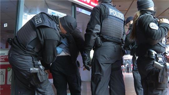 Die Daten der Kriminalstatistik zeigen laut Gewerkschaft der Polizei, dass die Arbeit für die deutschen Sicherheitsbehörden gewaltig gestiegen ist. Foto: Steven Hutchings/TNN/dpa