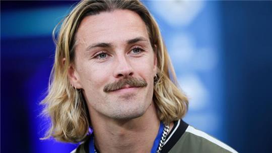Die Debatte um Kapitän Jackson Irvine bewegt den FC St. Pauli.