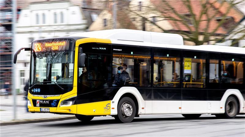 Jugend fordert günstigeres Ticket - Kritik an Regierung Die Debatte um den Preis für günstigeres Azubi-Ticket bleibt bestehen. (Archivbild)