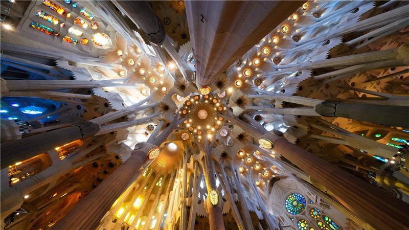 Die Decke der Basilika der Sagrada Familia in Barcelona vor der Ankunft des Papstes zur Feier eines Gottesdienstes.