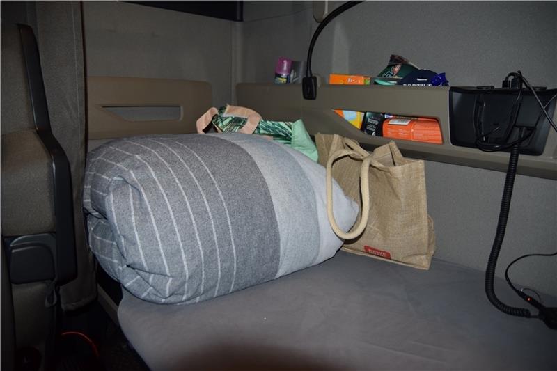 Die Decke ist zusammengerollt, das Bett bietet mit über zwei Metern Länge genügend Schlafkomfort.