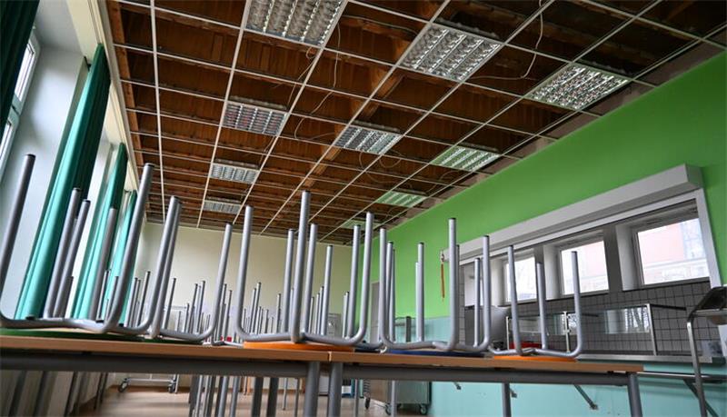 Samtgemeinde Horneburg sperrt sechs Klassenräume in der Grundschule Die Deckenplatten sind abgebaut: Blick in die Mensa der Grundschule Horneburg nach dem Schimmel-Alarm.